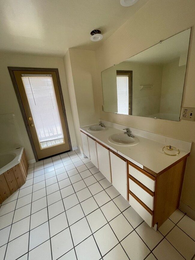 Building Photo - OSU Gateway 3 bedroom 1 1/2 bath 3 level t...