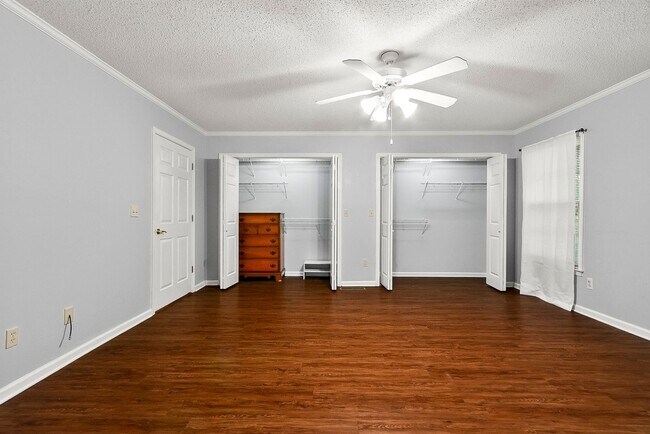 Building Photo - 2496 Valley View Ln