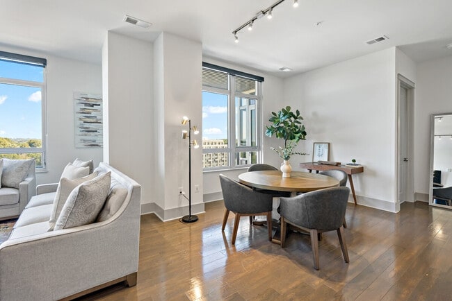 Building Photo - 1820 Fonthill Ct