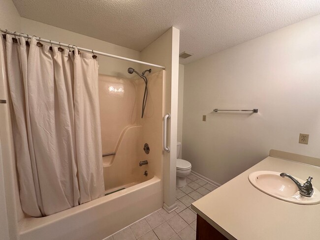 Building Photo - 222 Pointe Cir