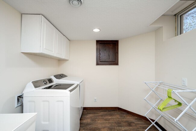 Building Photo - Stunning Remodeled 4BR Home w/ Pond View &...