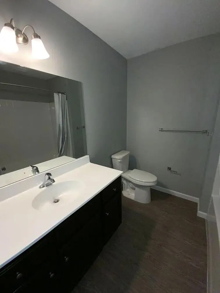 Building Photo - 200 Larkspur Ln