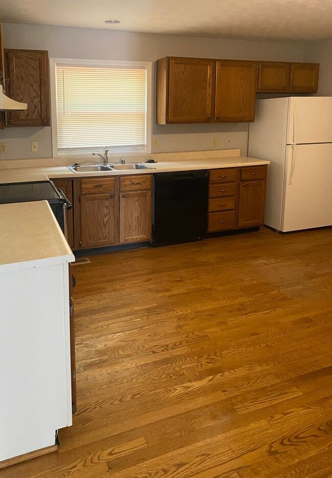 Building Photo - Attractive 3 BR, 2 Bath Home! Attached Garage, Fenced Backyard, Pets Ok!