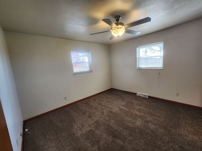 Building Photo - NEWLY RENOVATED 2 Bedroom 1.5 Bath-Electri...