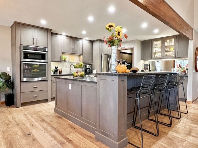 Building Photo - 6245 Summit Ct