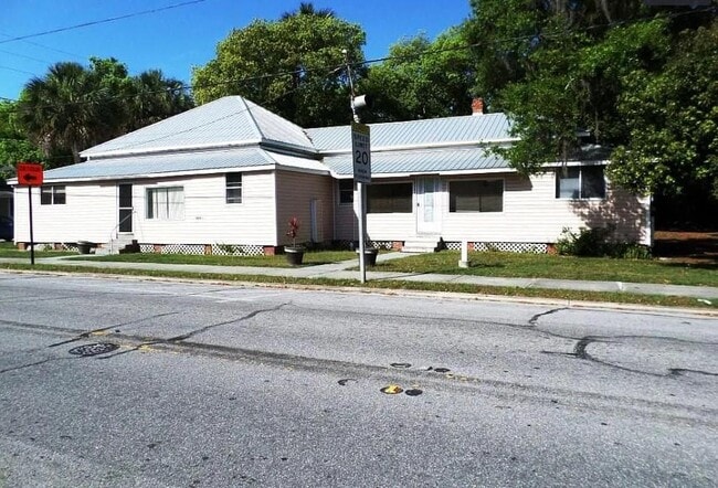 Primary Photo - 20805 Chestnut St