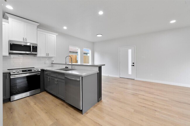 Building Photo - 7220 S Hall St
