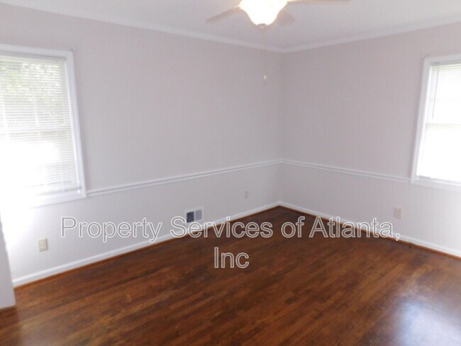 Building Photo - 879 Forest Ridge Dr SE