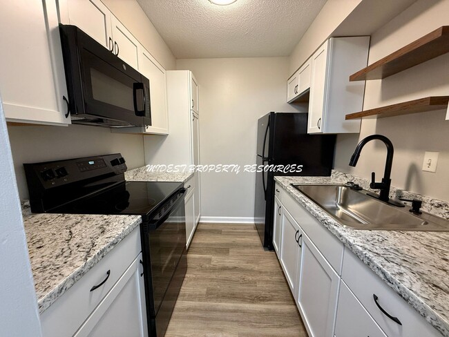 Primary Photo - Stunning 1 Bedroom Apartment w/ Covered Pa...