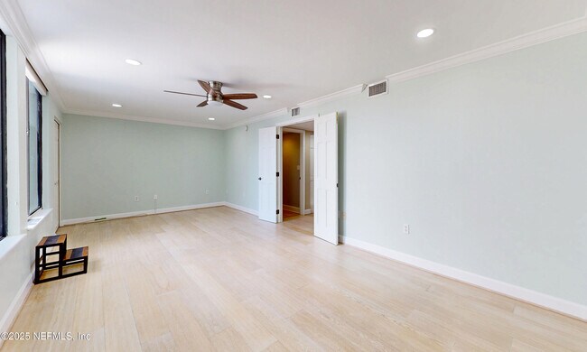 Building Photo - 2100 Ocean Dr S