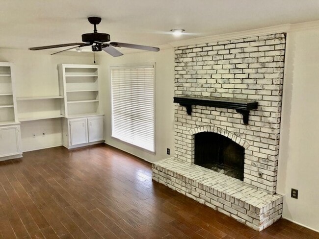 Building Photo - UPDATED IN TOWN SOUTH-LARGE 4/3 BRICK HOME-VERY NICE