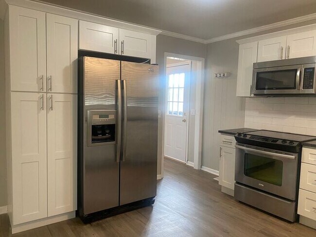 Building Photo - Renovated Brick Ranch in North Nashville