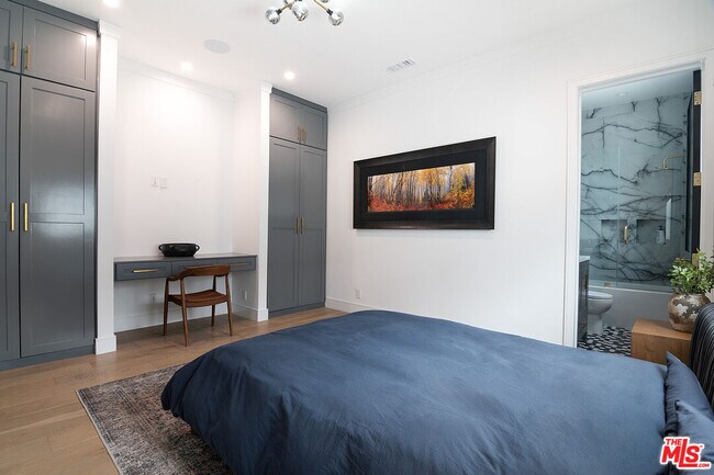 Building Photo - 418 N Poinsettia Pl