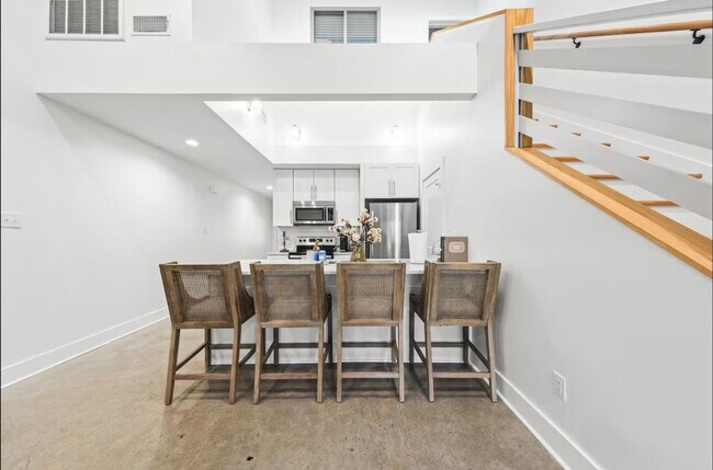 Building Photo - FOR RENT in LAFAYETTE!