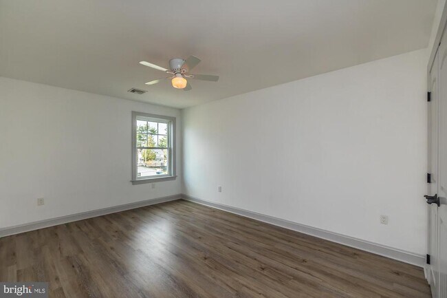 Building Photo - 411 James St