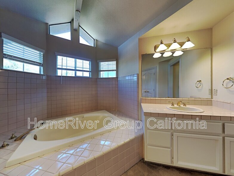 Building Photo - 5137 Sunrise Hills Dr