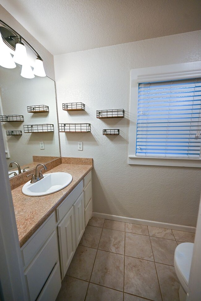 Building Photo - Charming 3 Bed 2 Bath - 1400 SQFT Decatur TX