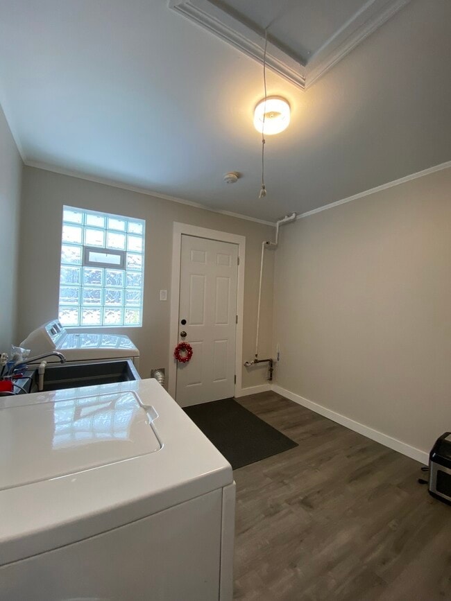 Building Photo - 221 Nordica Ave