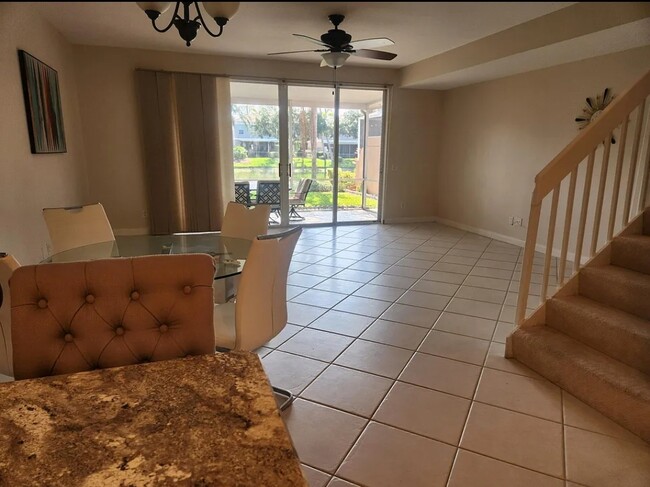 Living room - 5417 Cove Cir