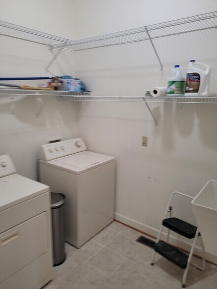 Building Photo - 147 Sir Guy Dr