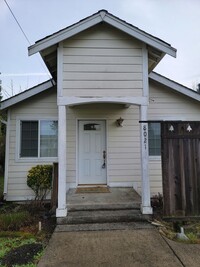 Building Photo - Charming newly updated 2 bedroom 1 bath ho...