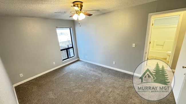 Building Photo - 2 Bedroom, 1 Bathroom Second Floor Apartment!