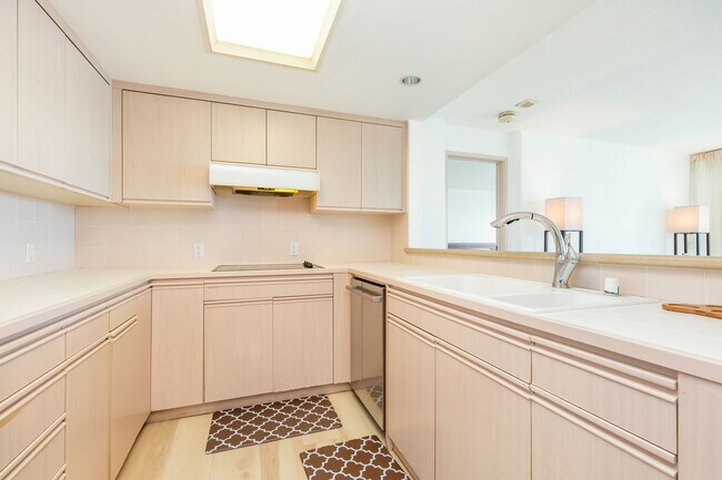 Building Photo - 1341 Kapiolani Blvd