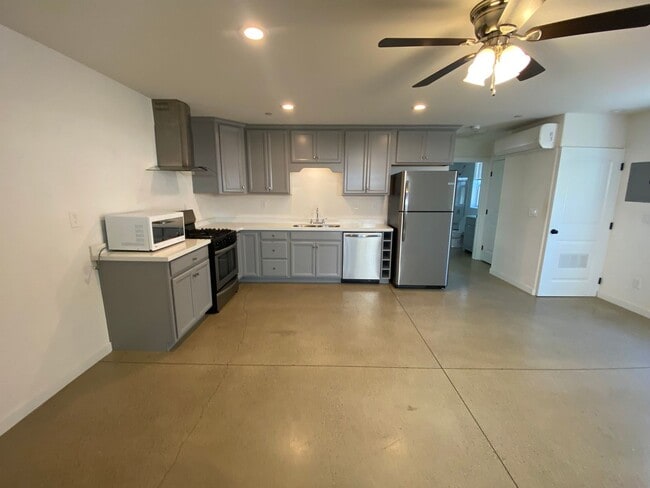 Building Photo - 1540