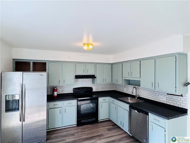 Building Photo - 235 Vista Dr