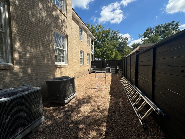 Building Photo - Remodeled 6 Bedroom Walking Distance to UT