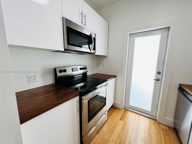 Building Photo - 960 Bay Dr