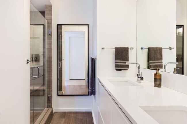 Building Photo - Modern Elegance at the Cosmopolitan on the Park