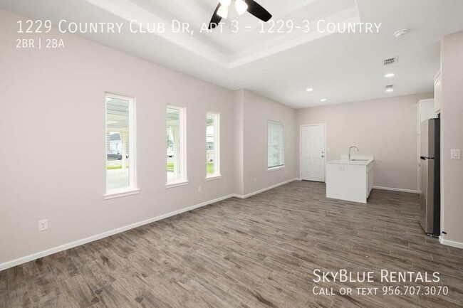 Building Photo - 1229 Country Club Dr