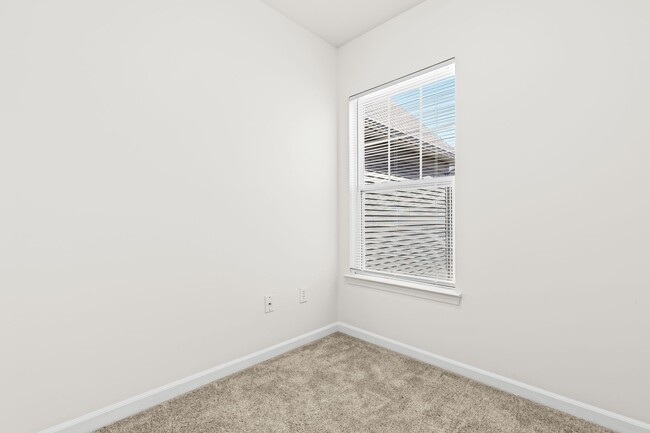 Building Photo - MOVE IN READY 2 BED 2 BATH!
