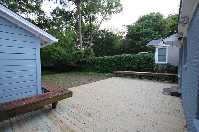 Building Photo - Available-Adorable Large 3 bedroom Home ne...