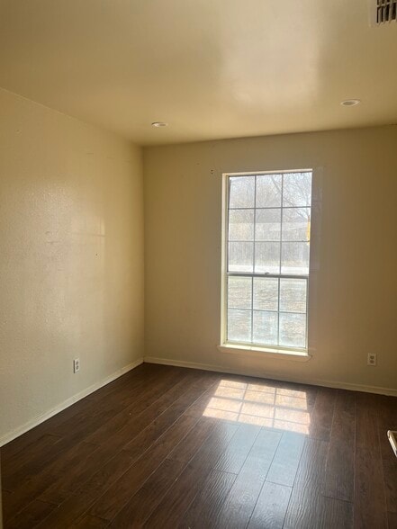 Building Photo - 1555 Nogalitos St