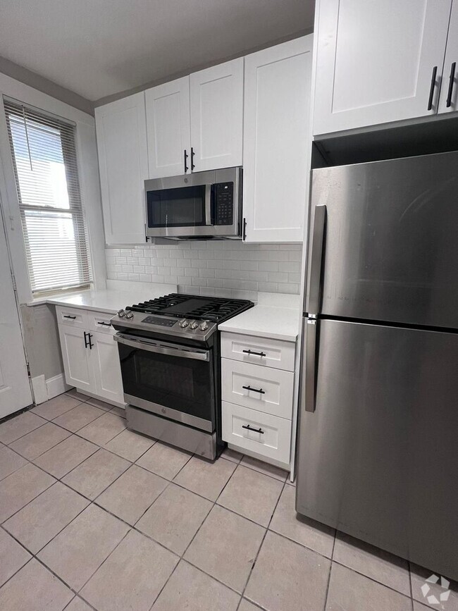 Building Photo - Large newly renovated 2 bedroom condo