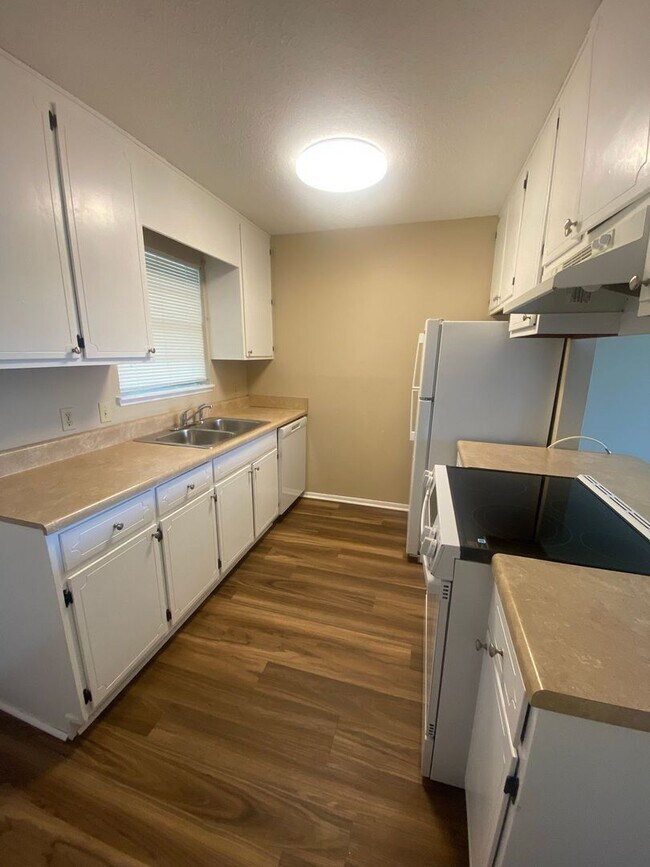 Building Photo - Large Townhome w/Master Balcony, Convenient to Tyndall AFB! *1/2 OFF Security Deposit for A-D Mil...