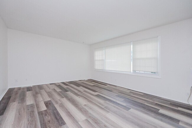 Building Photo - 2825 Hinde Ave