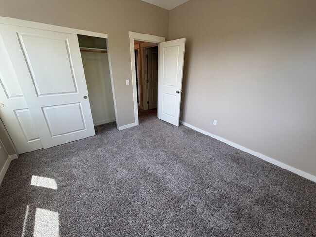 Building Photo - Beautifully Updated 3-Bed, 2.5-Bath Home in Prime Wilsonville Location! - Water/Sewer/Trash Included