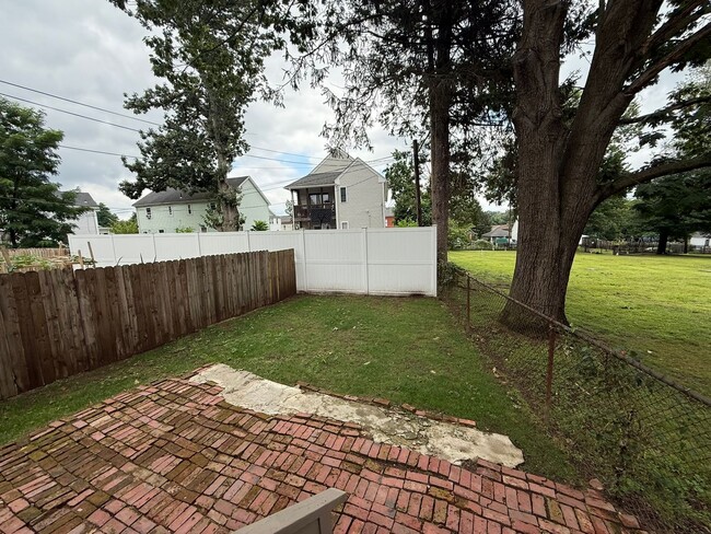 Building Photo - Spacious Five Bedroom, Single Family Home ...