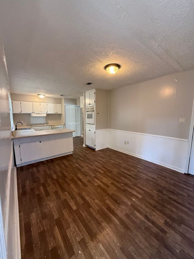 Building Photo - 320 W Whatley St