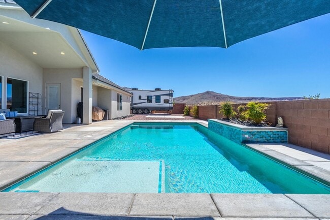 Building Photo - Stunning 5 Bed, 3 Bath Home with a 3 Car Garage