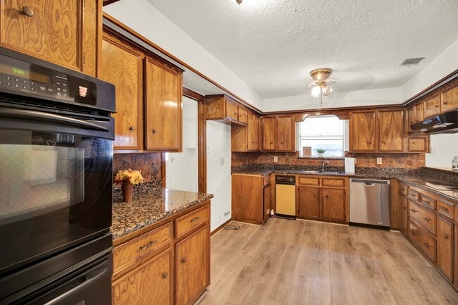 Building Photo - 5703 Havenwoods Dr