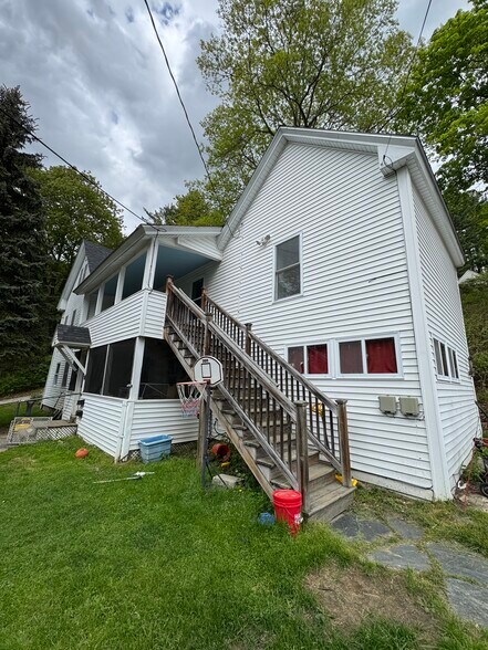 Building Photo - 45 Oak St