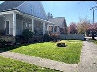 Building Photo - Charming 2-bedroom unit in fourplex