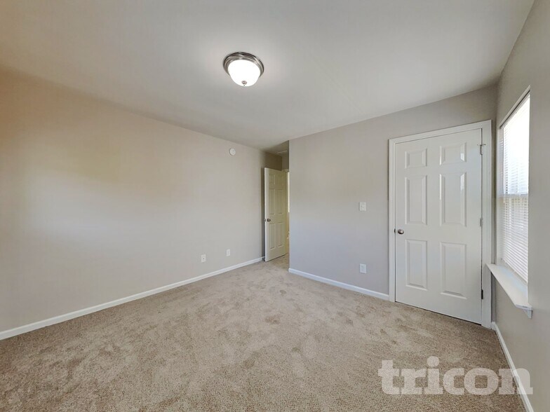 Building Photo - 910 Statler Dr