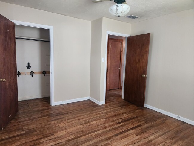 Building Photo - 3 bed, 1 bath home