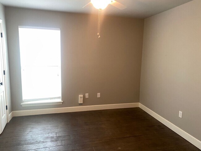 Building Photo - Executive rental on Carrera!  3/2/2