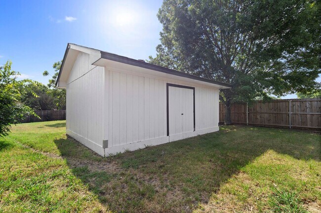 Building Photo - Charming 3-Bedroom, 3-Bathroom Home with S...